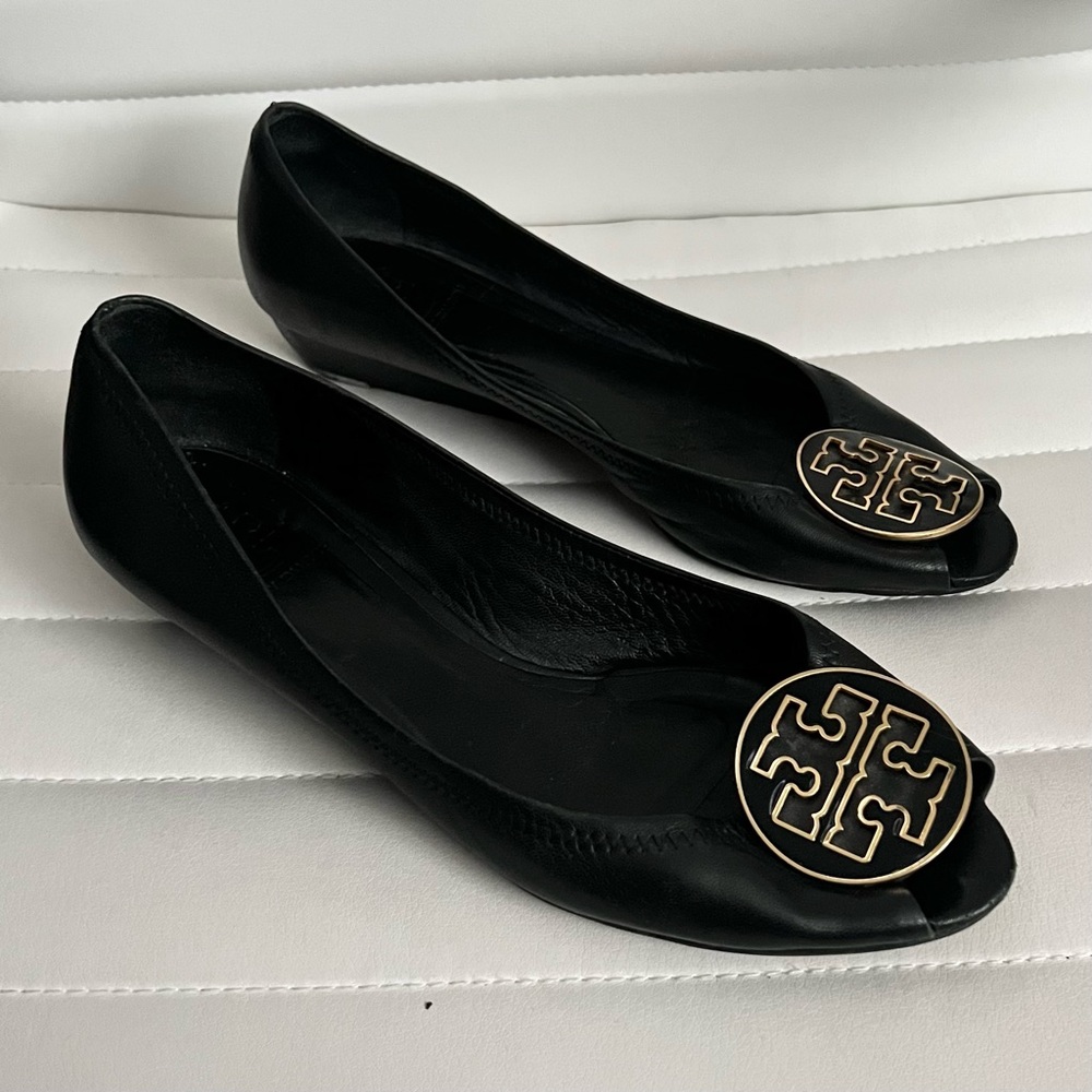 Tory Burch Smooth Black Leather Medallion Logo Peep Toe Low Wedge Shoes size 8.5